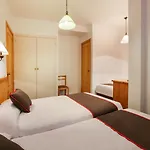 Oyo La Hotel *